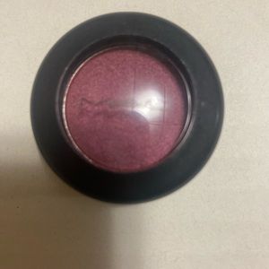 New Mac eyeshadow in cranberry beautiful color never been used